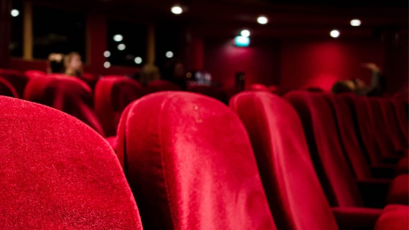 Rote Kinosessel ohne Publikum