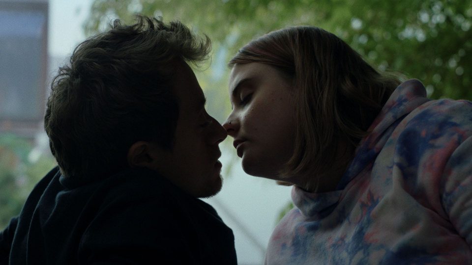 Still aus dem Film WAS WIR WOLLEN. Ein Mann und eine Frau sind kurz davor sich zu küssen. Beide haben die Augen geschlossen.