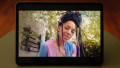 Nominierte Brenda Akele Jorde. Junge, weiblich gelesene, schwarze Person mit langen schwarz-lila Haaren. Sie trägt einen Dutt und ein blau-rosa Oberteil.